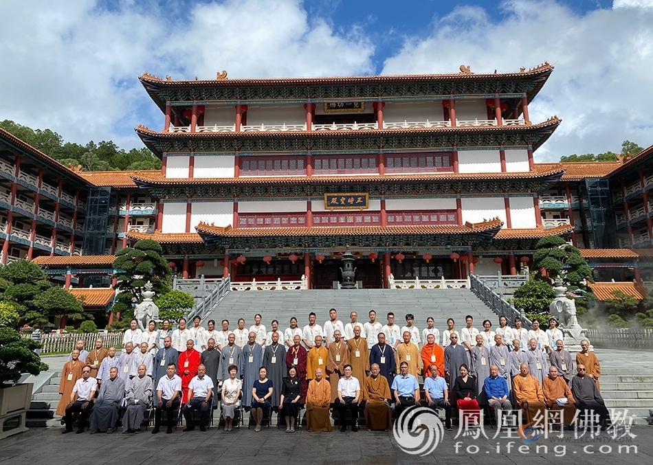 合影留念（图片来源：凤凰网佛教 摄影：珠海普陀寺）