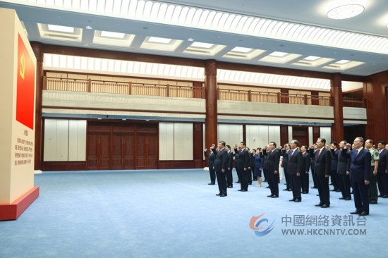 2021年6月18日，在中国共产党历史展览馆参观“‘不忘初心、牢记使命’中国共产党历史展览”结束后，习近平带领党员领导同志一起重温入党誓词。