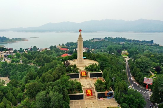 这是2021年6月13日拍摄的河北省平山县西柏坡纪念塔。