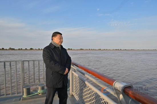 2021年10月20日，习近平在山东省东营市考察黄河入海口。
