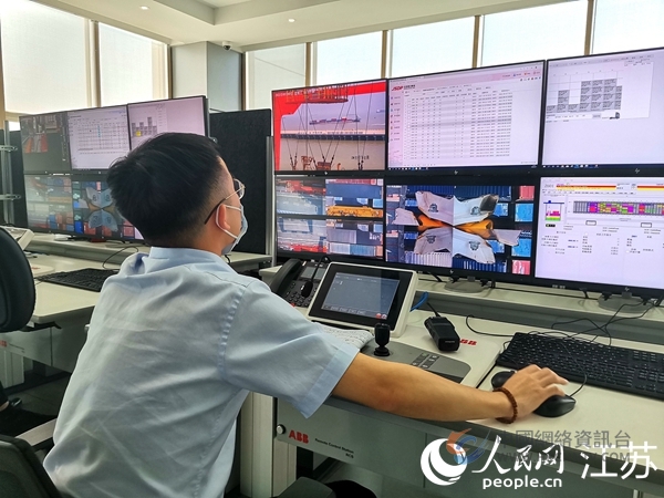 太仓港的远控员通过调度系统进行自动化设备调度工作。人民网 张瀚天摄
