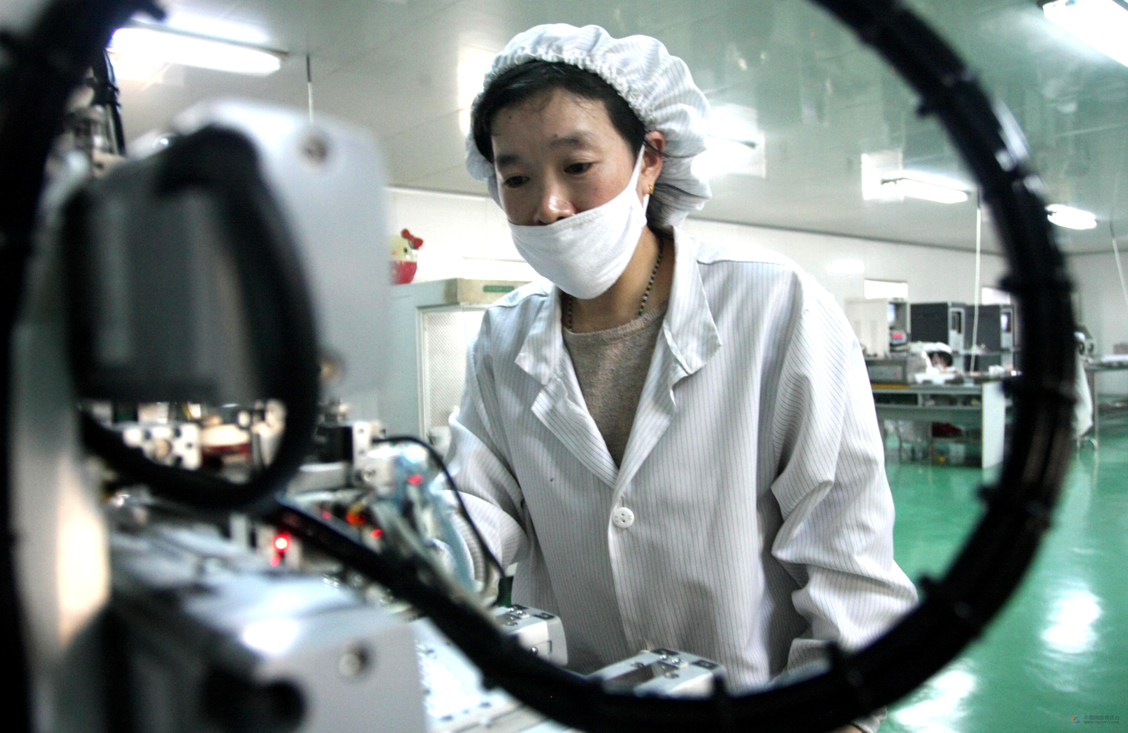 东海县一家硅企业员工在生产产品。张开虎摄