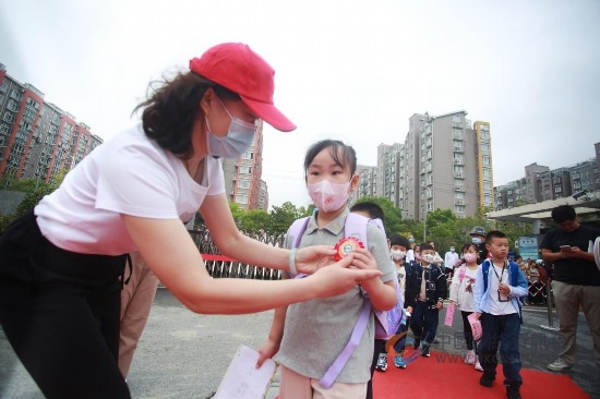 戴小红花