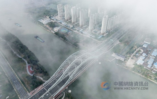 运河上的船只忽隐忽现