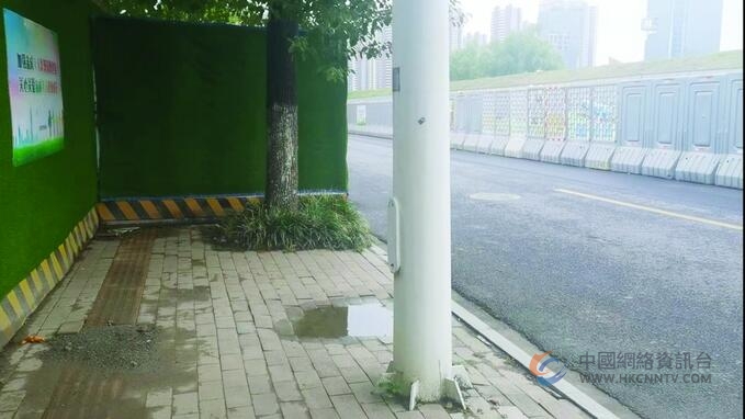 围挡后河滨路仅剩两条机动车道