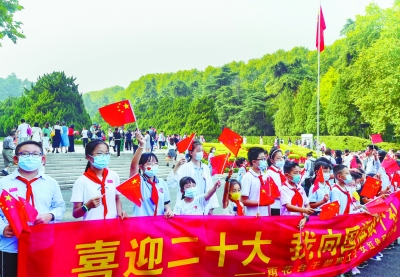 昨天，雨花台烈士陵园举行隆重的升国旗仪式，庆祝中华人民共和国成立73周年。 南京日报/紫金山新闻记者 冯芃 孙中元 摄