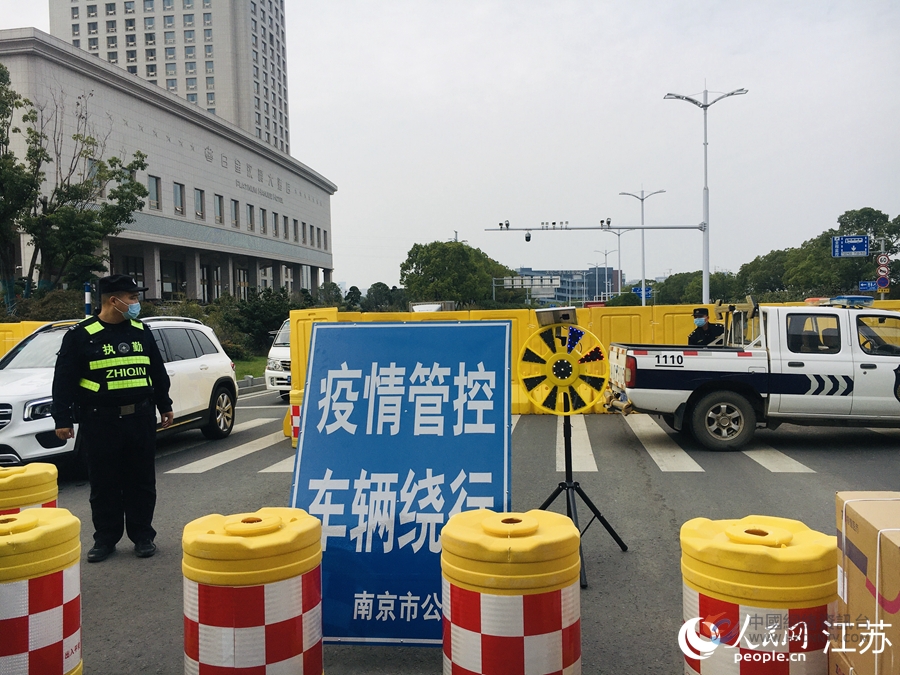 玄武大道和仙隐北路交叉口实行临时交通管制。人民网 王丹丹摄