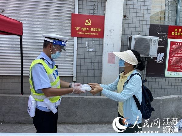 去年8月扬州疫情期间，癌症患者急需的药物进不来，泰州扬州两地交警接力送达。扬州市公安局供图