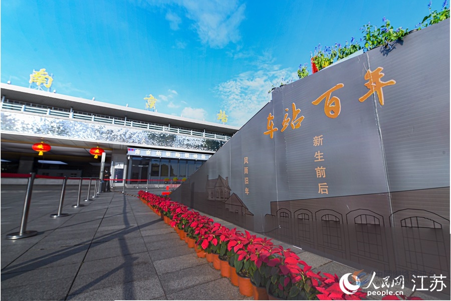 百年火车站、最美城市天际线等内容跃然两侧。孙中元摄