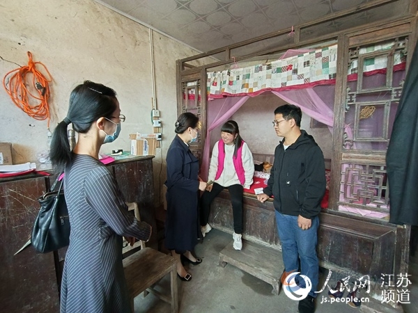 姜春丽的家人在人民网“领导留言板”反映诉求次日，如皋市卫健委上门了解情况。朱春海摄