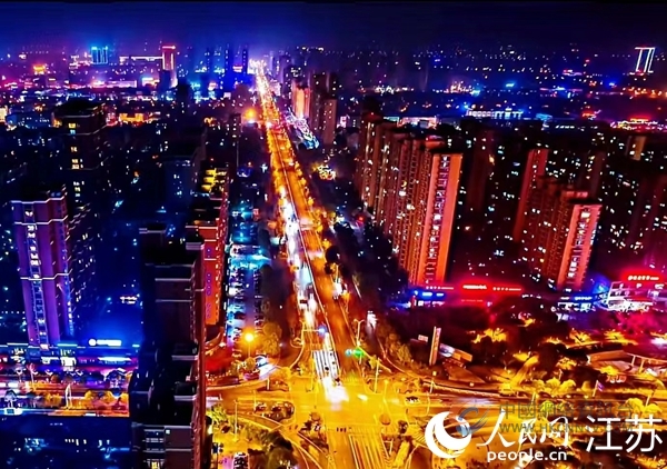 海安城市流光溢彩的夜景。人民网记者 王继亮摄