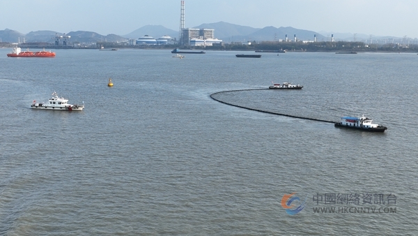 两艘船舶利用围油栏对“污染物”进行围控。南京海事局供图