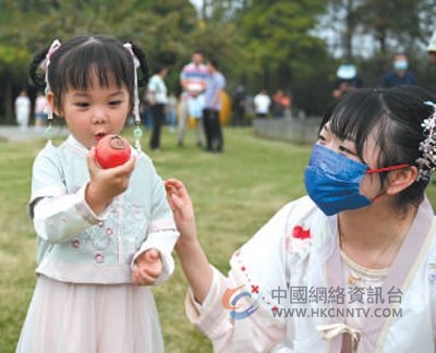浙江省杭州市西溪国家湿地公园探索保护与利用双赢之路。图为小朋友在火柿节上品尝火柿。  新华社记者 黄宗治摄