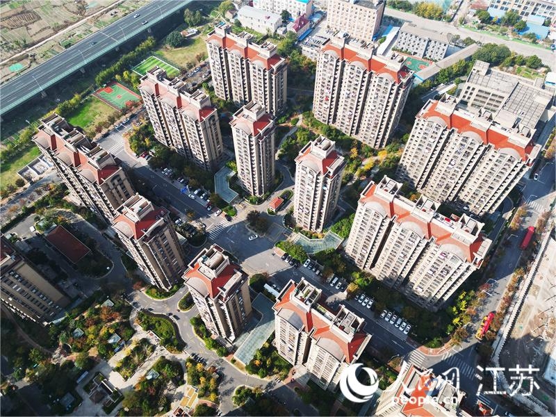 部分居民就近安置在临江家园，居住条件大为改善。人民网记者王继亮摄