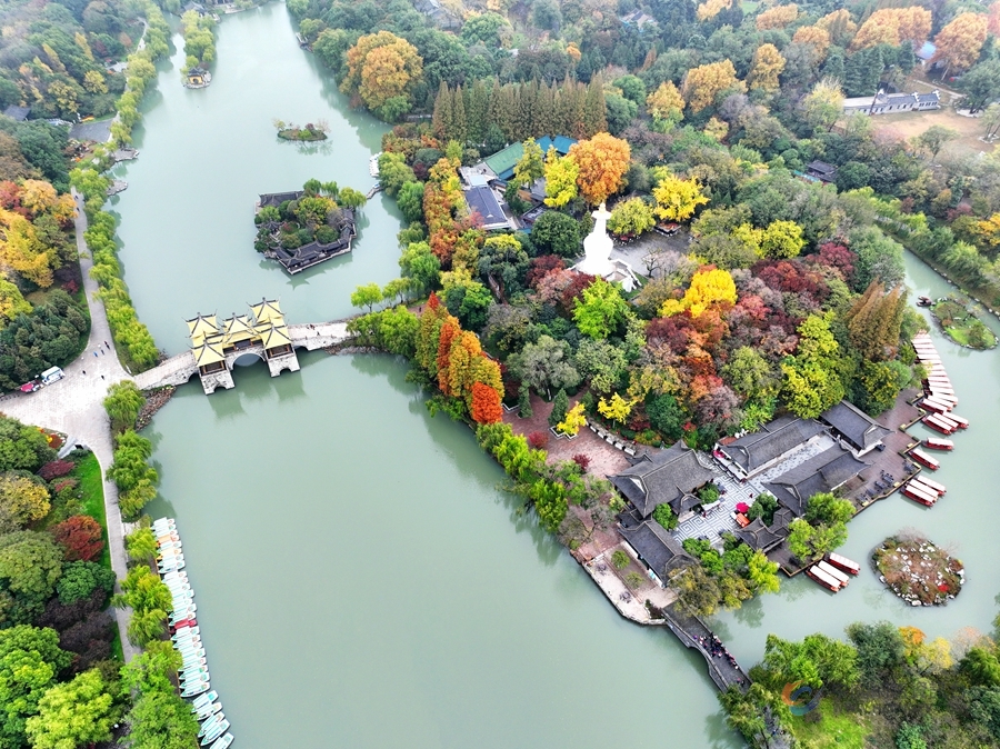 瘦西湖风景区初冬美景。孟德龙摄