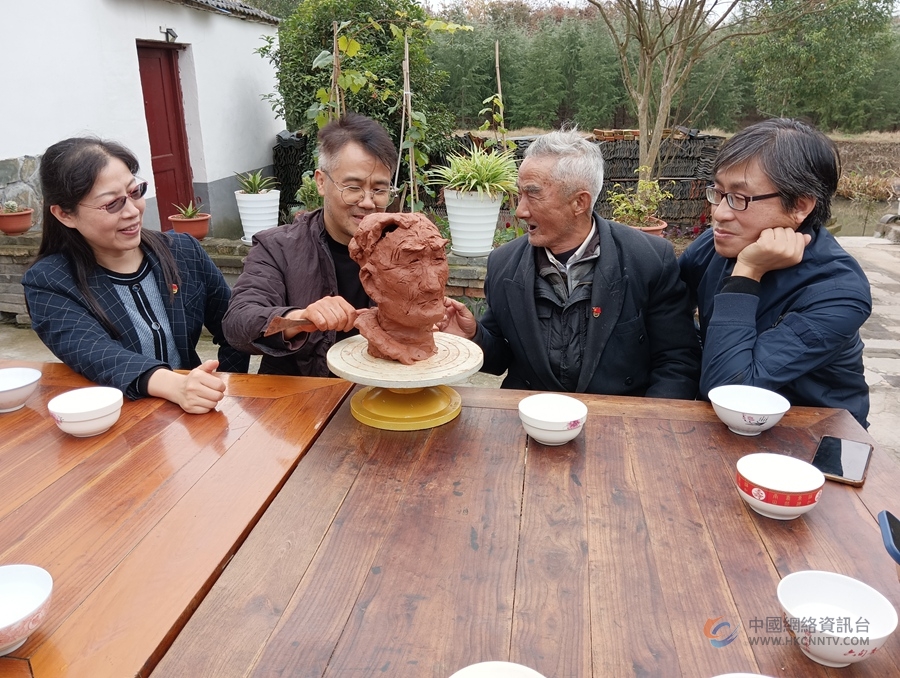 南艺教师徐飞为老人做雕塑。浦口区委宣传部供图