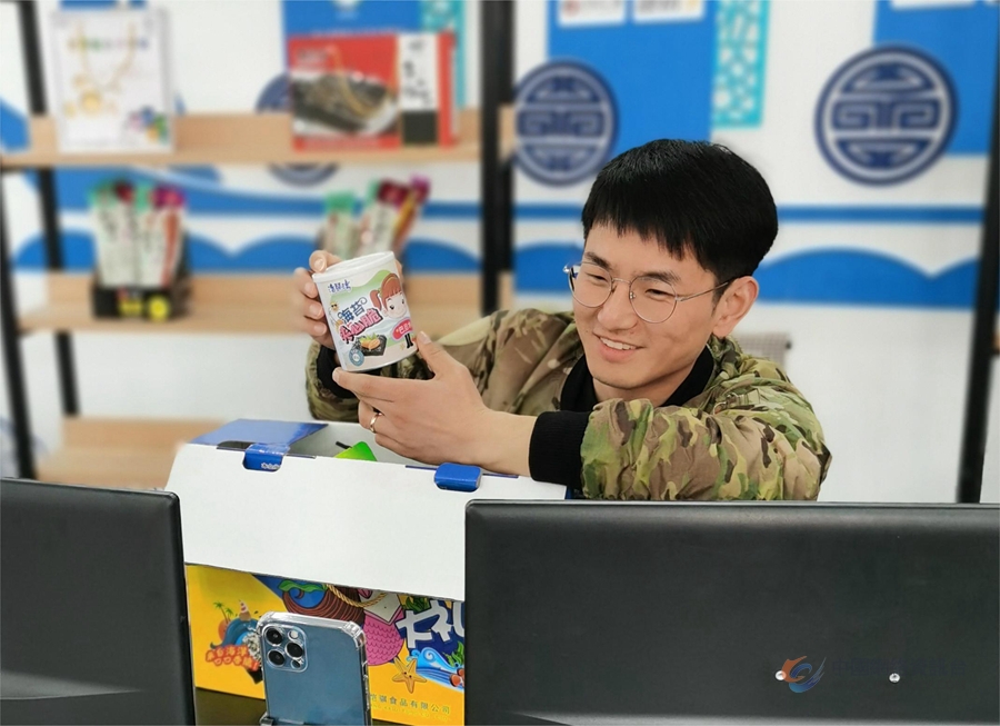 海前村返乡创业的大学生正在电商直播间推销产品。赣榆区委宣传部供图