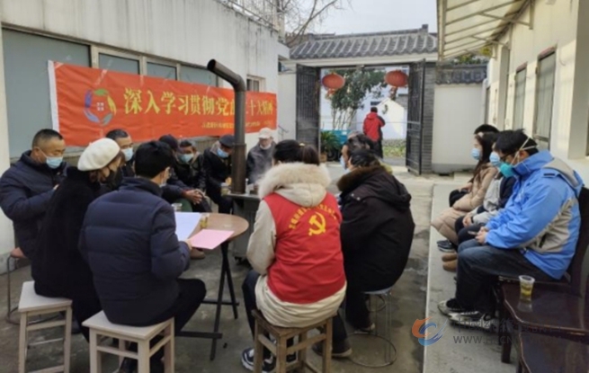 全体党员认真聆听宣讲。江北新区供图
