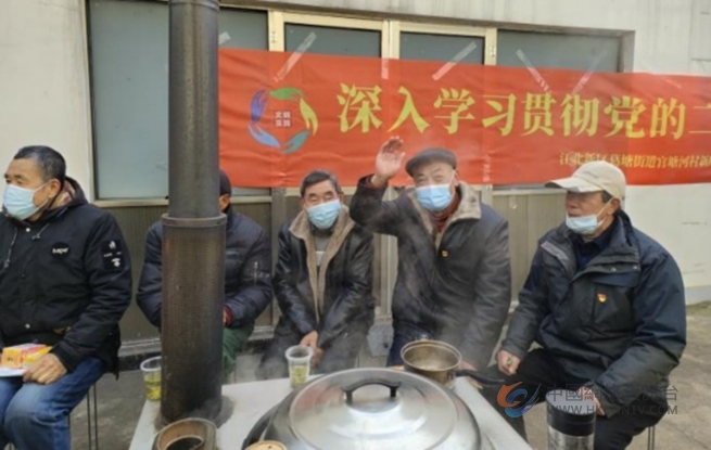 老党员祝学成积极发言谈感受。江北新区供图