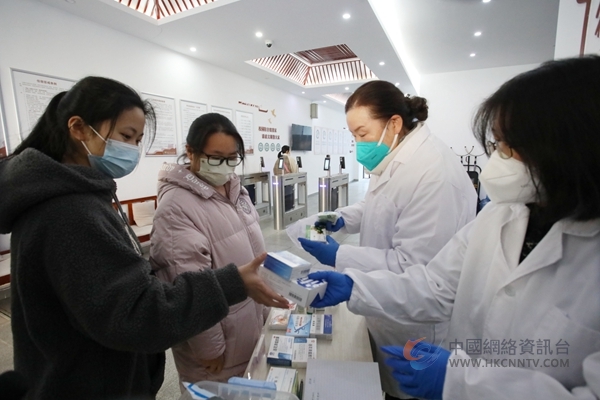 同学们正在将药品交给学校医务站校医。张健摄