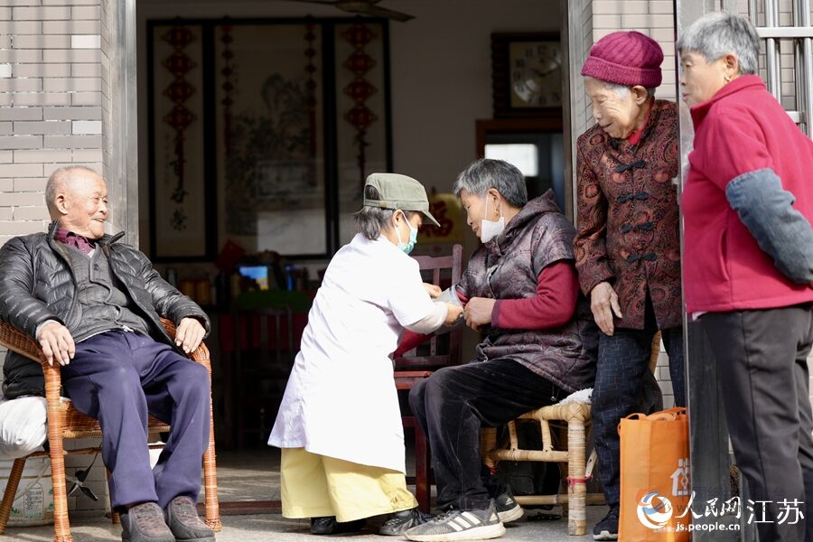 贡旦旦下乡随访，为居民测量血压。人民网 马焘焘摄.jpg