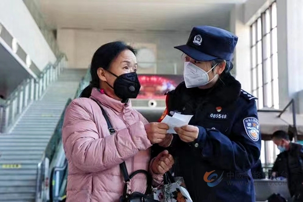 铁路民警在引导旅客乘车。海安站警方供图