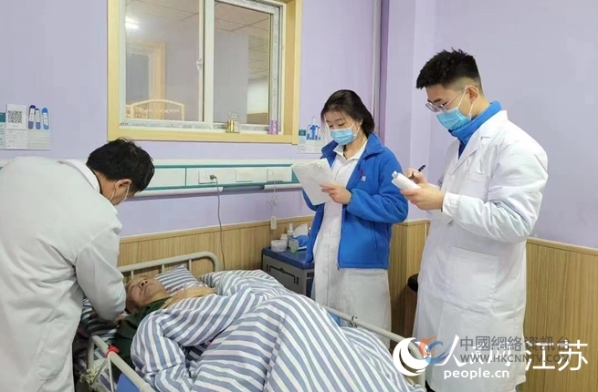 幸福园护理院驻院医护人员每天对老人进行健康巡查。人民网 黄启源摄