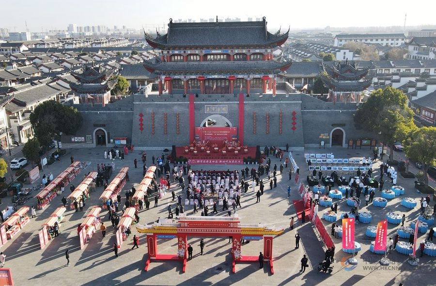 城门挂春联，金湖冲刺“开门红”。陈义宝摄