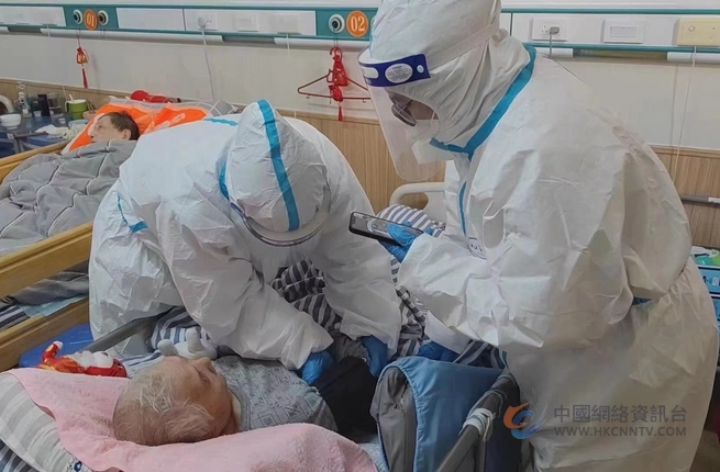 幸福园护理院驻院医护人员视频连线社区卫生服务中心医生为老人诊断。江融轩摄