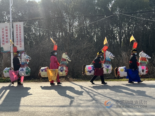 图为跑马灯表演团队。江宁区委宣传部供图