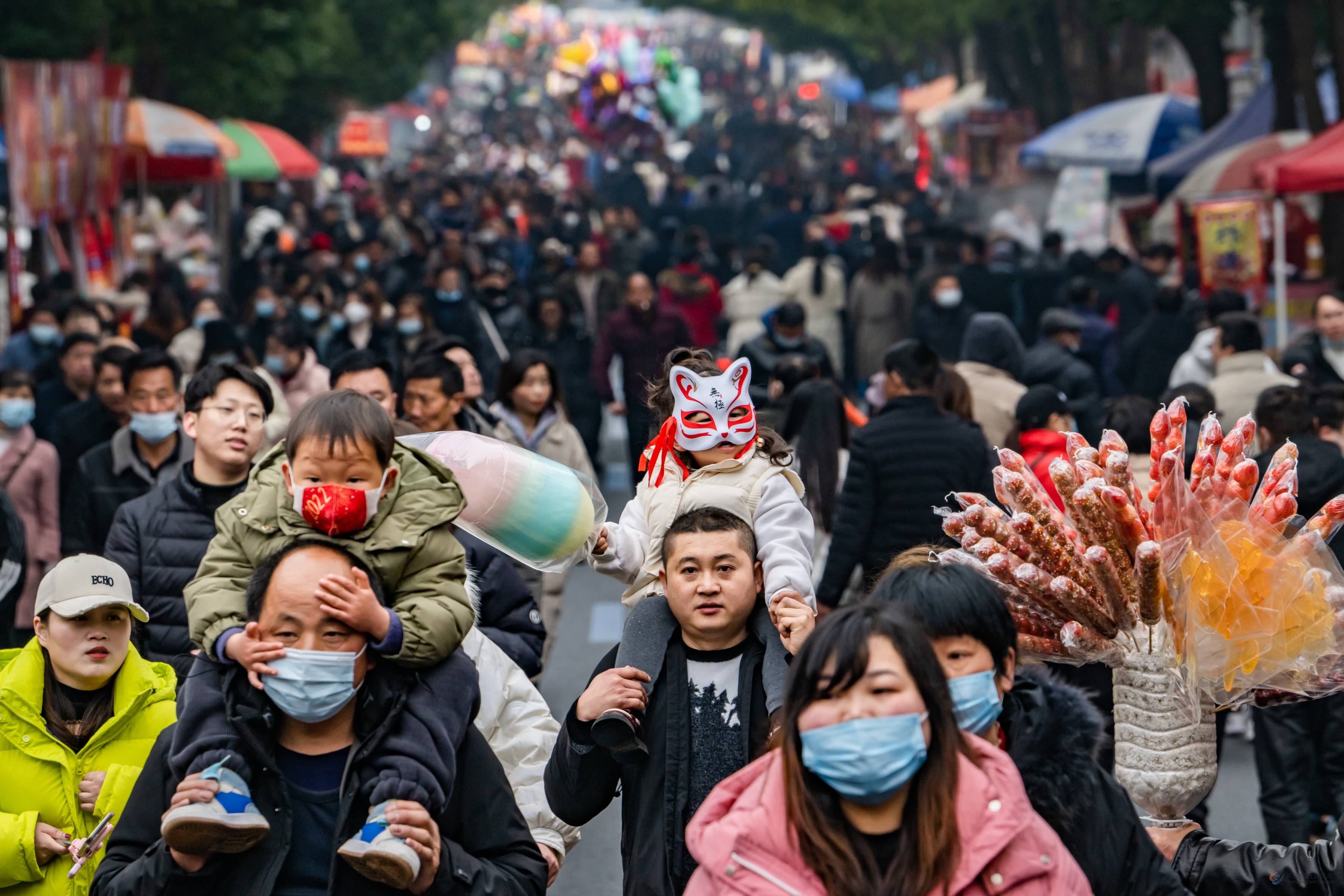 市民登上游子山“晒霉”。刘列摄