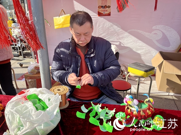 陆敏现场制作花灯。人民网 李子佩摄