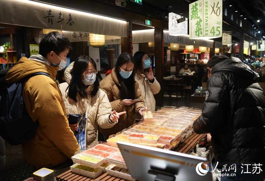 顾客在挑选苏州特色糕点。人民网 冷金明摄