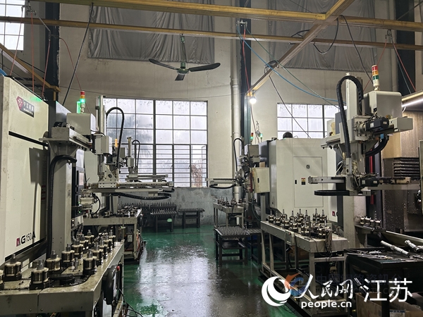 改造后的企业车间实现智能化作业。人民网 王丹丹摄