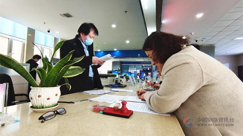群众到河北邱县政务服务中心办事大厅办理业务。 霍飞飞摄