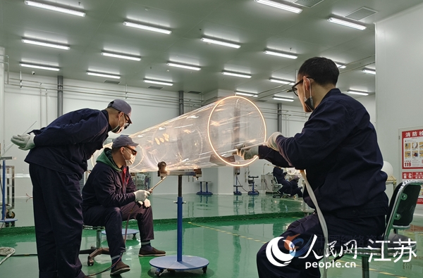 江苏弘扬石英制品有限公司三期项目的生产车间内，工人正在制作石英扩散炉管。人民网 张瀚天摄