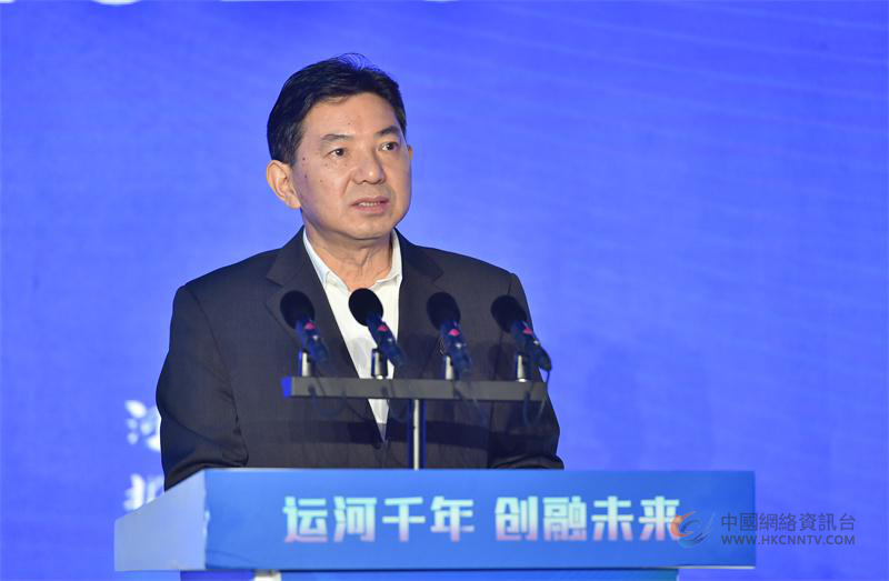 经济日报社社长兼总编辑郑庆东致辞。吴俊摄