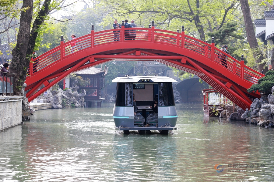 自动驾驶游船穿过古城美景。孟德龙摄