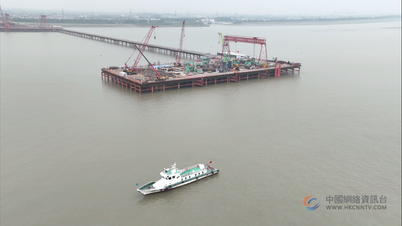 张靖皋长江大桥关键控制性工程——南航道桥南主塔桩基施工完成。张家港海事局供图