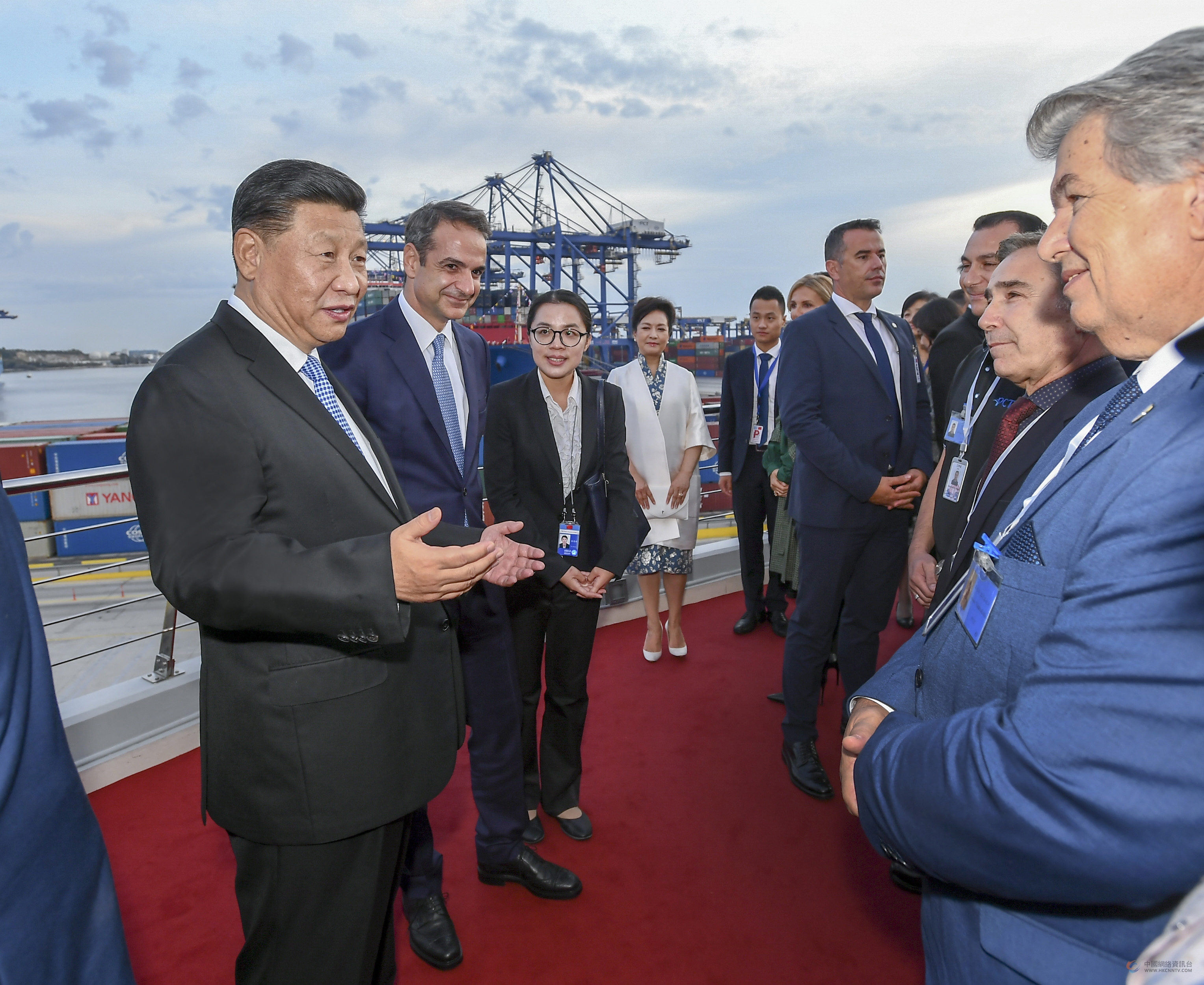 　　当地时间2019年11月11日，习近平主席和夫人彭丽媛在希腊总理米佐塔基斯夫妇陪同下，共同参观中远海运比雷埃夫斯港项目。这是习近平主席与当地员工代表亲切交谈，询问他们的工作和生活情况。