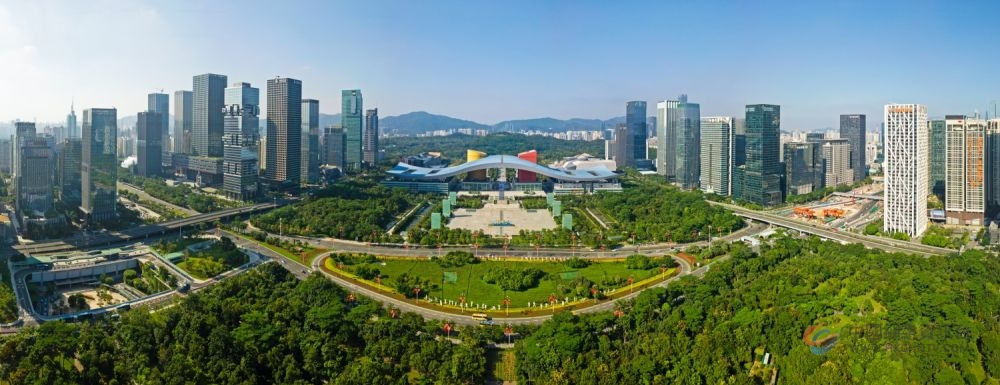 这是在广东省深圳市拍摄的深圳市民中心和莲花山公园一线（2020年10月2日摄，无人机照片）。新华社记者 梁旭 摄
