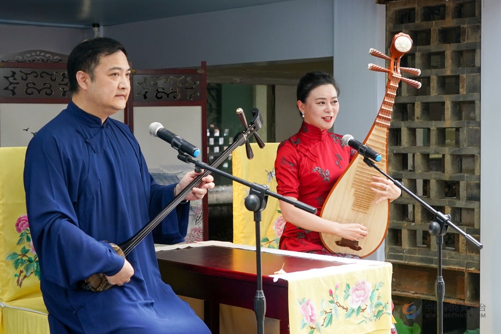 评弹艺人在苏州平江路上的一家评弹店内进行表演（2023年7月7日摄）。新华社记者 李博 摄