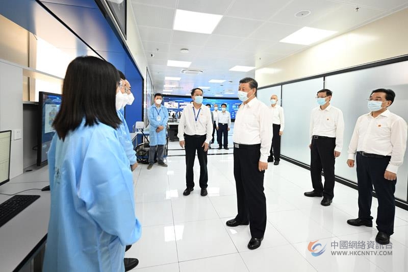 △2023年7月6日，习近平总书记在江苏南京市考察紫金山实验室时，同科研人员亲切交流。