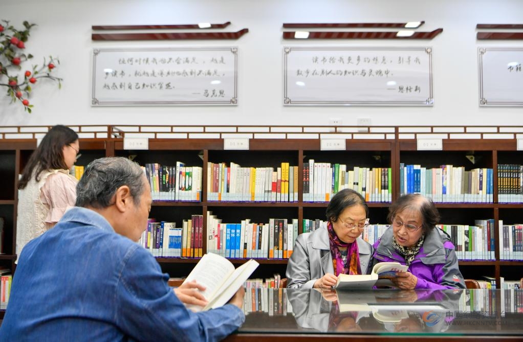 在天津市河西区天塔街西岸书斋，读者在阅读书籍（2023年4月21日摄）。新华社记者 孙凡越 摄