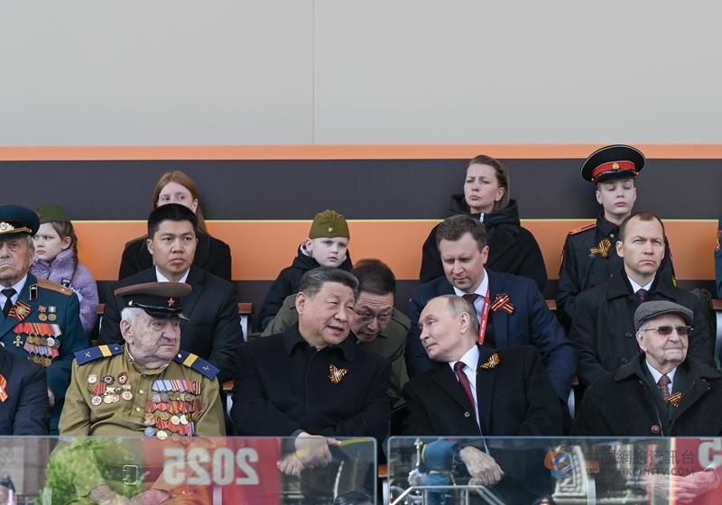 当地时间5月9日，俄罗斯举行盛大庆典，纪念苏联伟大卫国战争胜利80周年。习近平主席和来自世界20多个国家及国际组织领导人应邀出席庆典。