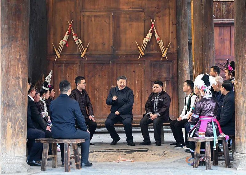 △2025年3月17日,习近平总书记在贵州黔东南州黎平县肇兴侗寨考察时,同村干部和村民代表围坐在火塘边,共话乡村全面振兴。