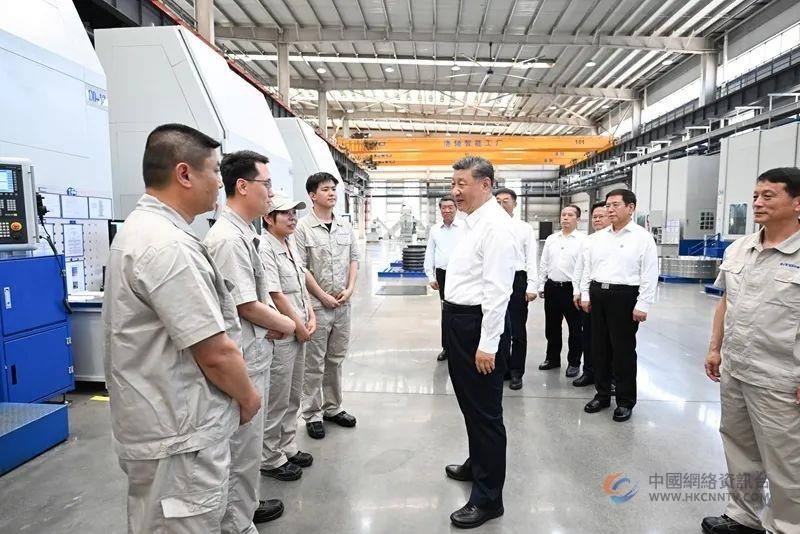 △2025年5月19日,习近平总书记在河南洛阳轴承集团股份有限公司智能工厂考察时,同企业职工亲切交流。