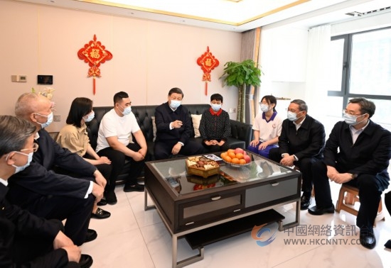 2023年5月10日上午，习近平总书记在雄安新区容东片区南文营社区回迁居民李敬和家中看望。新华社记者 李学仁 摄