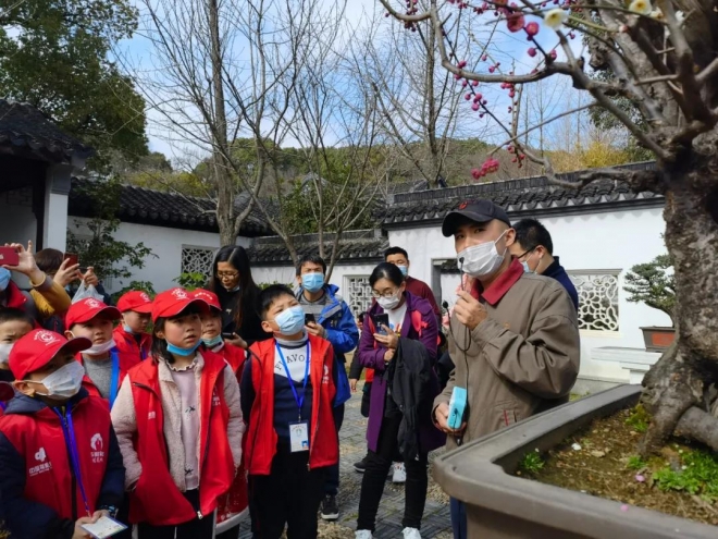 游梅园吹墨画 留苏小记者“植物王国”里过新年