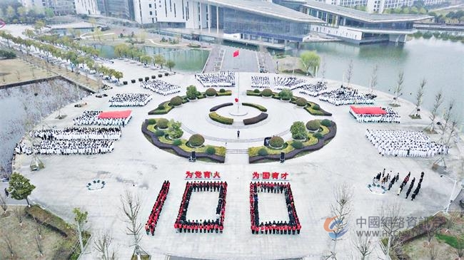 “南医初心、百年献礼”国旗下的思政课启动